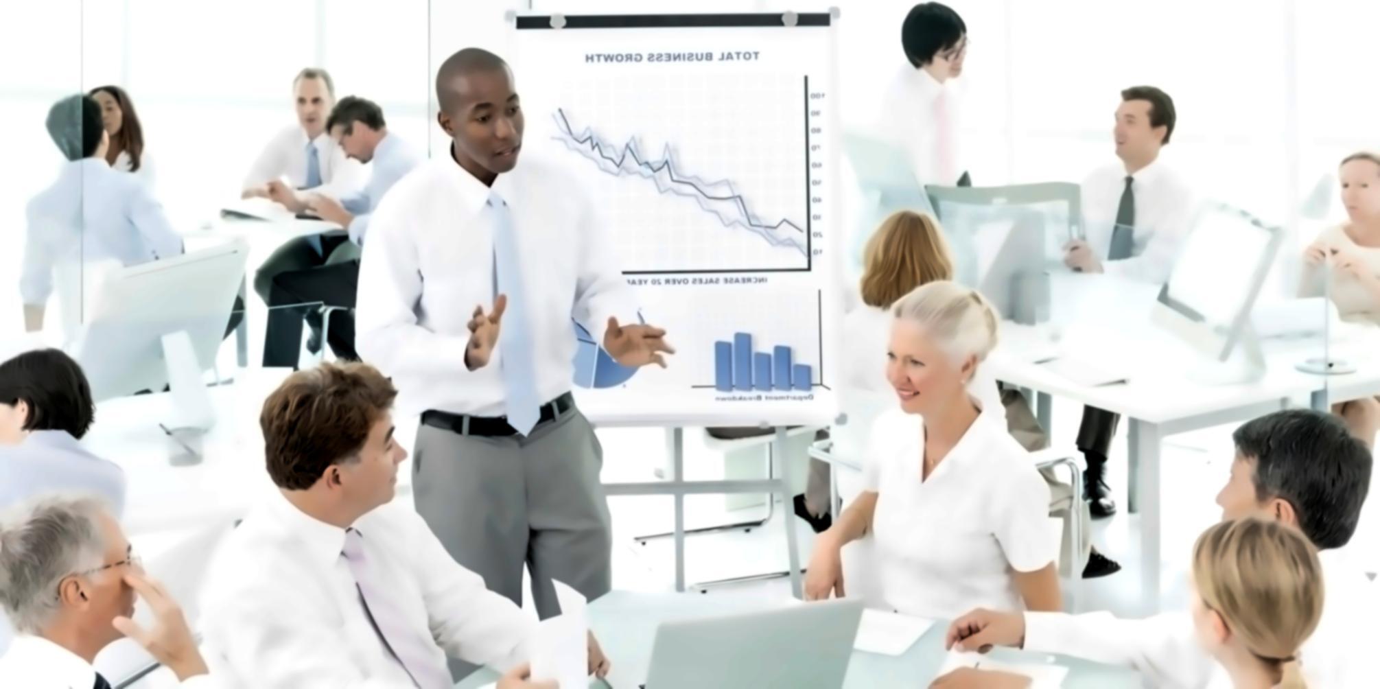 Persona trabajando en planificación financiera con gráficos y documentos